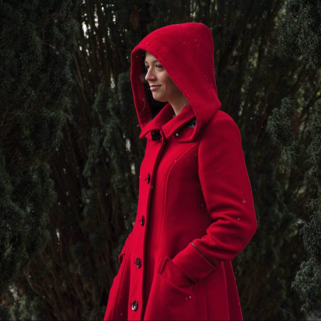 manteau en laine rouge sur-mesure avec capuche
